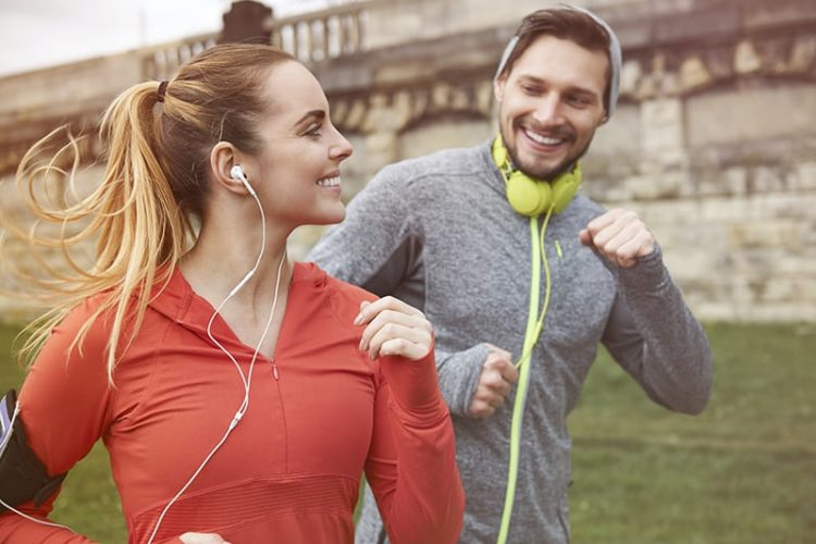 pareja haciendo deporte